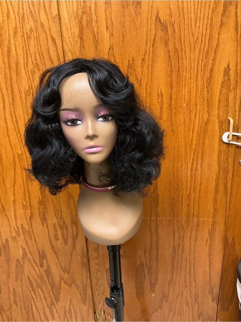 Black Short Wavy Women’s Wig – Sleek Natural-Look Hair